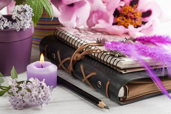 Açık defter, rüya yakalayıcı, Şakayık ve leylak