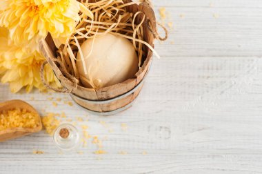 Sarı papatya çiçekler, cosmetcics ile Spa ayarı 