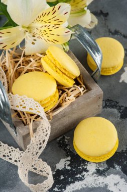 Dantel ve lily çiçek ile sarı macaroons