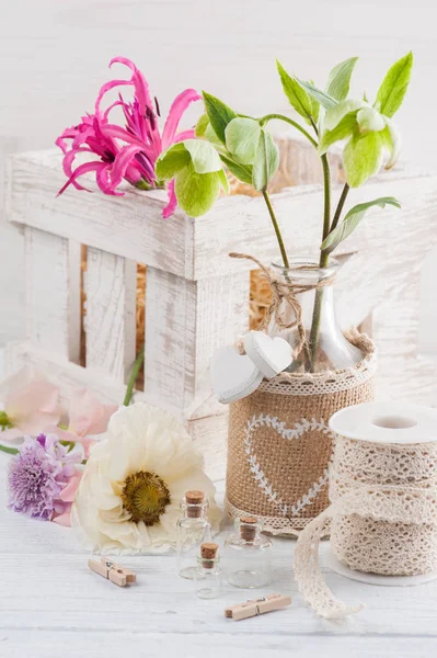 Caja de madera con lirio y flores —  Fotos de Stock