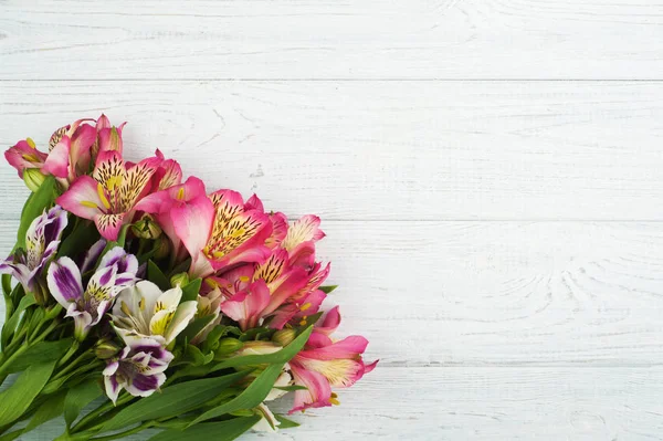 Decoración de flores sobre fondo de madera —  Fotos de Stock