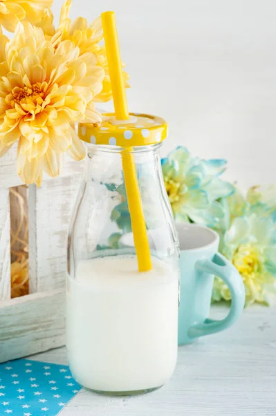 Bottiglia di latte con cuore giallo e paglierino — Foto Stock