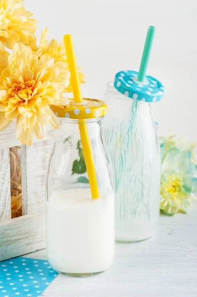 Bottiglie di latte con cuore giallo e paglierino — Foto Stock