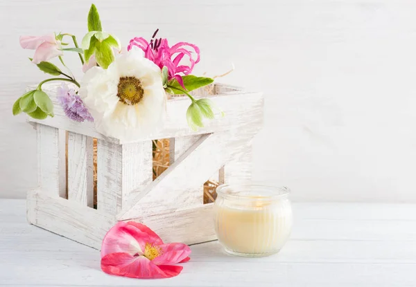 Boîte en bois avec coquelicot et fleurs — Photo
