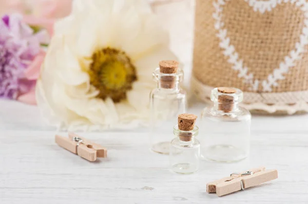 Caja de madera con amapola y flores — Foto de Stock