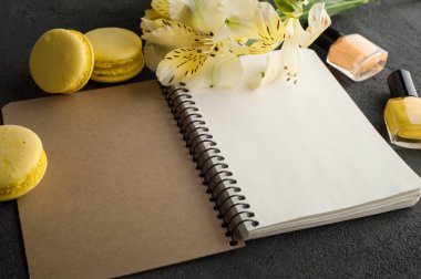 Boş defter, sarı macaroons