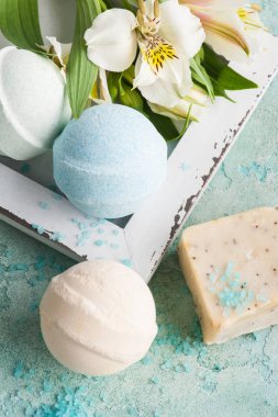 Banyo bomba mavi beton zemin üzerine