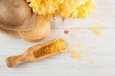 Sarı papatya çiçekler, cosmetcics ile Spa ayarı 