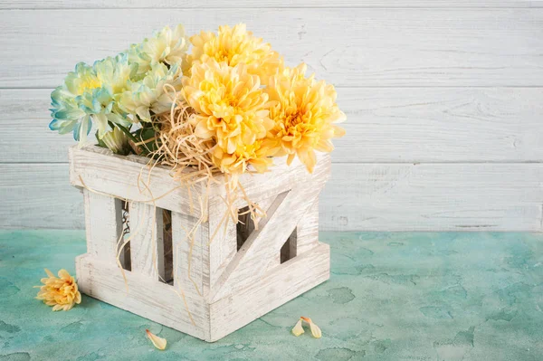 Синий и желтый хризантемы в белой деревянной коробке — стоковое фото