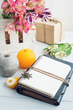 Yanan mumlar ile açık boş planlayıcısı