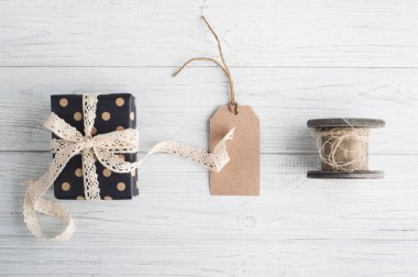 Dantel, hediye ve etiket 