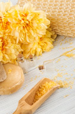 Sarı papatya çiçekler, cosmetcics ile Spa ayarı 