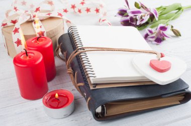 Açık boş planlayıcısı, yanan mumlar ve kırmızı kalp