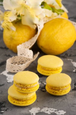Arka planda limon ile sarı macaroons