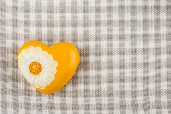 Fond à carreaux avec forme de coeur jaune — Photo