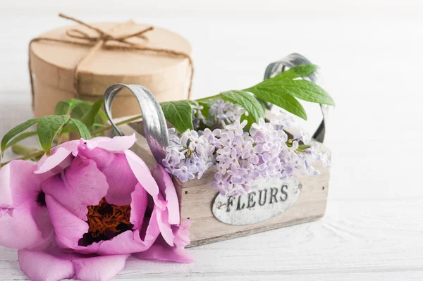 Fliederfarbene Blumen in Schachtel Nahaufnahme — Stockfoto