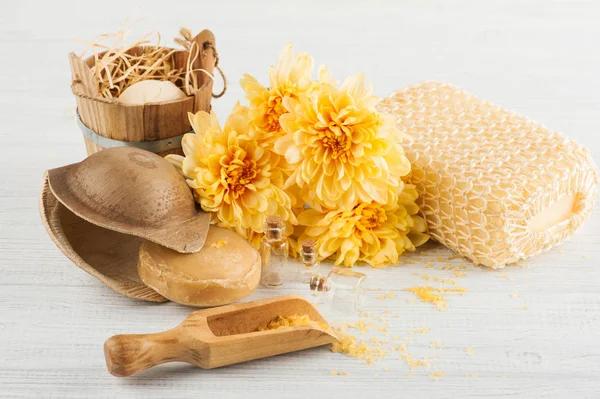 Ambiente de spa com flores amarelas da margarida, cosmetcics — Fotografia de Stock