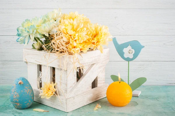 Blue and yellow chrysanthemum in white wooden box — Stock Photo, Image