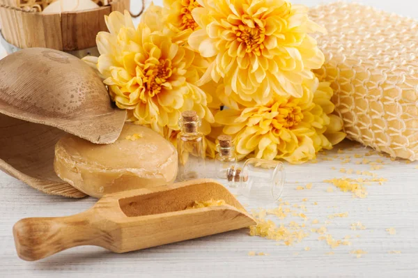 Wellness-Umgebung mit gelben Gänseblümchen-Blumen, Kosmetik — Stockfoto