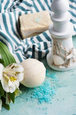 Banyo bomba, sabun ve dekoratif deniz feneri 