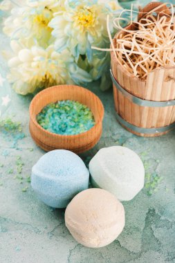 Banyo bomba mavi beton zemin üzerine