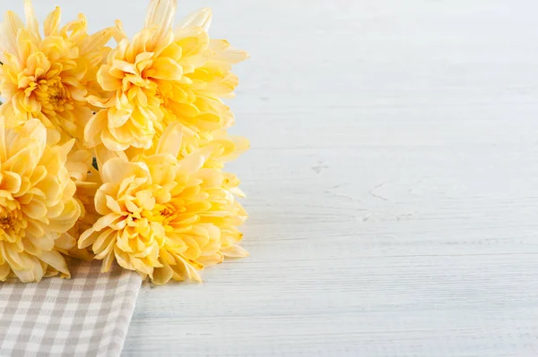 Checkered serwetka z żółte kwiaty — Zdjęcie stockowe