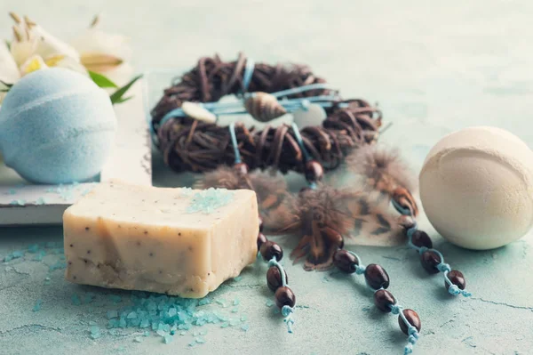 Bombas de baño sobre fondo de hormigón azul — Foto de Stock