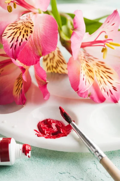 Verf penseel, rode aquarel schilderen met Lentebloemen — Stockfoto