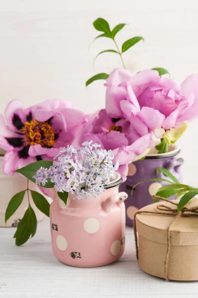 Caixa de presente Kraft, peônias e flores lilás — Fotografia de Stock