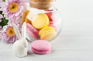 Sarı ve pembe macaroons, dekoratif tavşan 