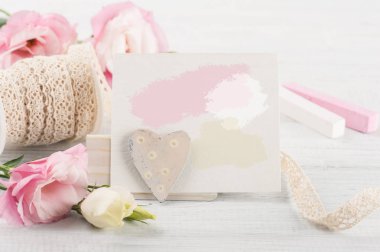 Beyaz ahşap tahta, kağıt üzerinde pembe eustomas