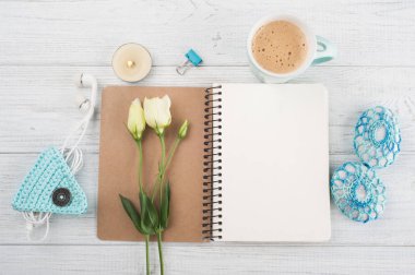 Boş dizüstü bilgisayarlar, yeşil şerit ile hediye