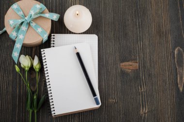 Boş dizüstü bilgisayarlar, yeşil şerit ile hediye