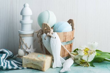 Banyo bomba, sabun ve dekoratif deniz feneri 