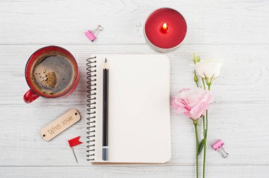 Boş defter, kahve, mum, çiçek yaktı