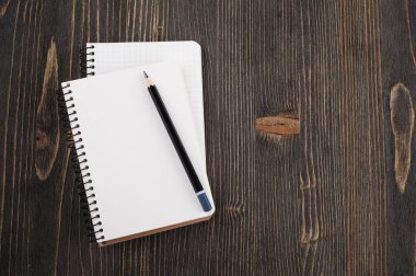 Ahşap arka plan üzerinde boş dizüstü bilgisayarlar