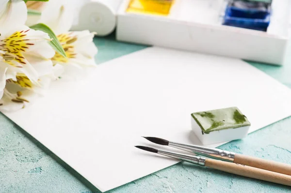 Måla akvarell pensel, grön färg — Stockfoto