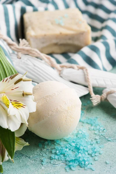 Bombe de bain, savon et poisson décoratif — Photo