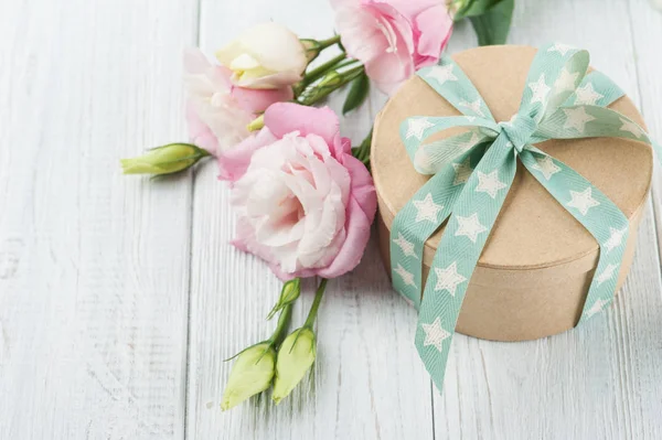 Eustoma flor y caja de regalo con cinta verde estrella —  Fotos de Stock
