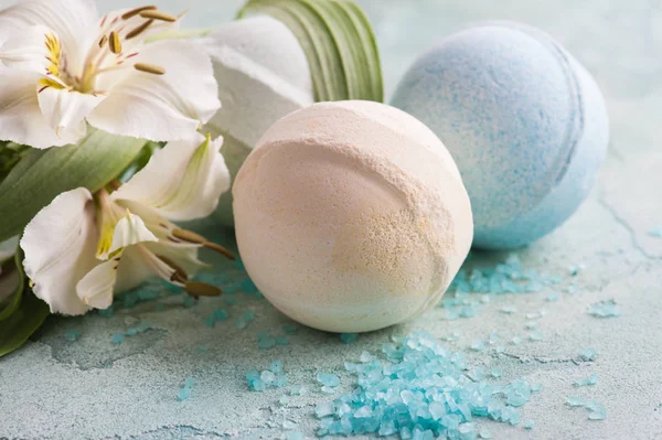 Bath bomb, soap and decorative flowers — Stock Photo, Image