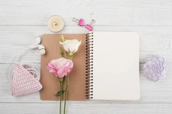 Caderno em branco, holdel de crochê rosa, fones de ouvido — Fotografia de Stock