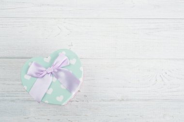 Pastel Yeşil hediye kutusu ve pembe fiyonk