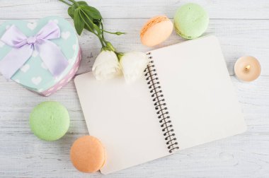 Boş defter, yeşil turuncu macaroons, hediye