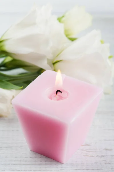 白のトルコギキョウの花、ピンク点灯ろうそくの配置 — ストック写真