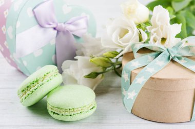 Hediye kutuları ve yay ve macaroons