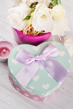 Bir tencerede, pastel hediye kutusu eustoma Çiçek Aranjman