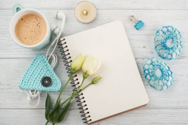 Boş dizüstü bilgisayarlar, yeşil şerit ile hediye