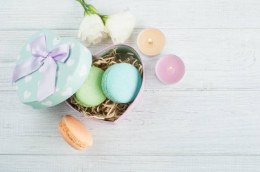 Pastel Yeşil hediye kutusu ve macaroons