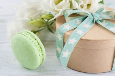 Hediye kutusu ve yay ve macaroons