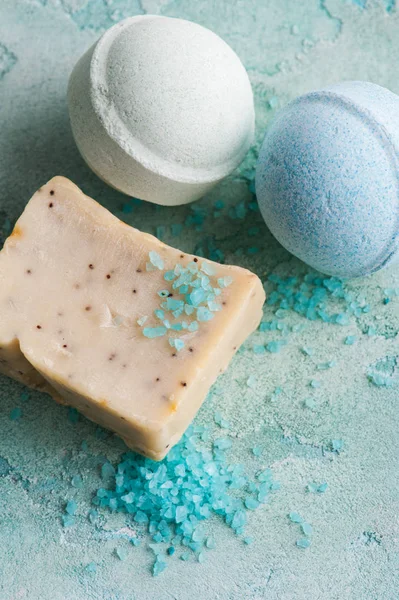 Bombas de baño sobre fondo de hormigón azul —  Fotos de Stock